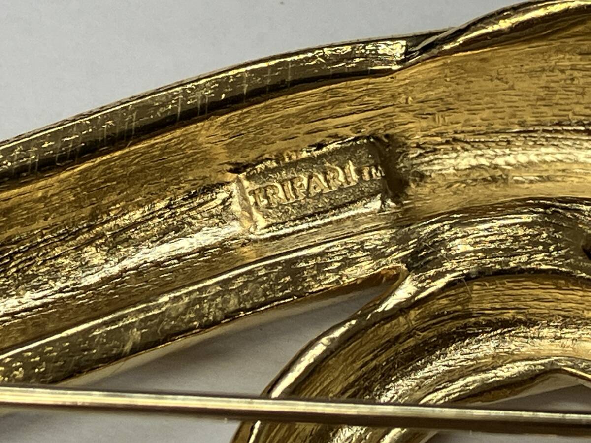 花707-240　トリファリ　ブローチ　TRIFARI　アクセサリー　レディース　ビンテージ　ホワイト×ゴールド色　中古品　ヤ60_6