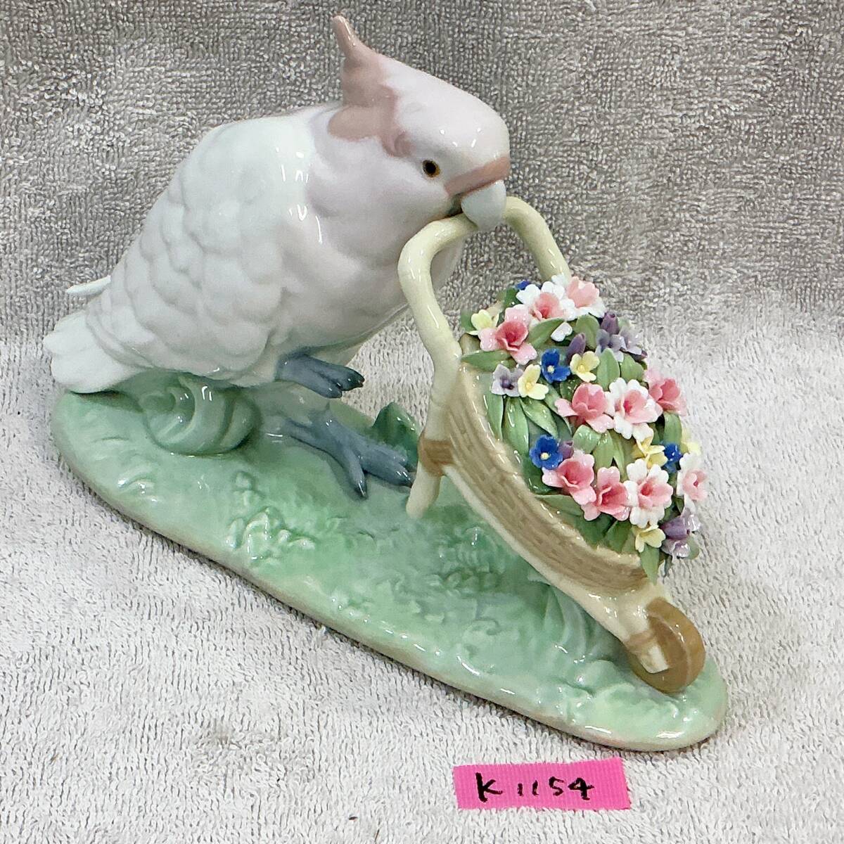リヤドロLLADRO 「ポーリーの花集め」　　　　　　新品！ ○K1154□LLADRO・リヤドロ□オウム フィギュリン□ポーリーの花集め