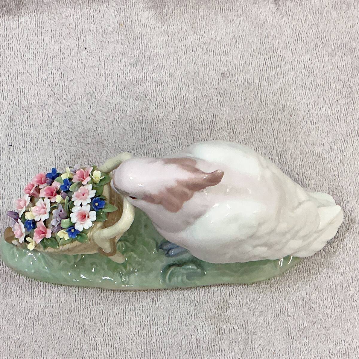 LLADRO リヤドロ ポーリーの花集め フィギュリン 置物 オブジェ 陶器製 LLADRO リヤドロ ポーリーの花集め フィギュリン 置物 オブジェ 陶器製