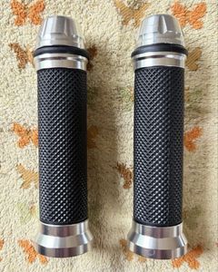 送料込み・バイク アルミ ハンドル グリップラバー・シルバー　銀・汎用 補修 スロットル