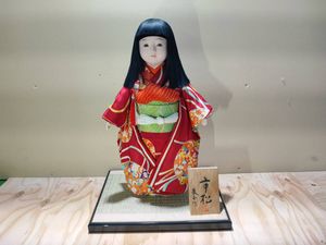 日本人形ケース入りの値段と価格推移は？｜1件の売買データから日本