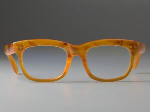 本鼈甲 メガネのYahoo!オークション(旧ヤフオク!)の相場・価格を見る
