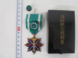 功四級金鵄勲章の値段と価格推移は？｜4件の売買データから功四級金鵄