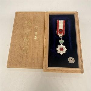 【美品】 銀製 希少 勲四等旭日小綬章 純銀 silver シルバー 銀地金 勲四等旭日小綬章の値段と価格推移は？｜16件の売買データから勲四等