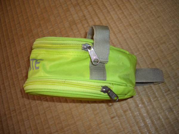 DESCENTE　デサント　サドルバッグ　中古　スペアタイヤ入れ_2