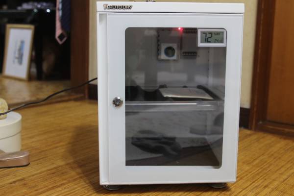 【美品】東洋リビング 防湿庫 41L ホワイト 白　ED-41EW 全自動 東洋リビング 防湿庫 ED-41（白）デジタル湿度計付 中古美品(防湿庫