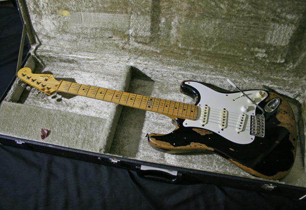 は*み様 ストラトキャスター ブラック レリック加工 おまけ付き 送料込です！ Fender Japan】ストラト レリック加工 貫禄の渋いBlackie(ストラト