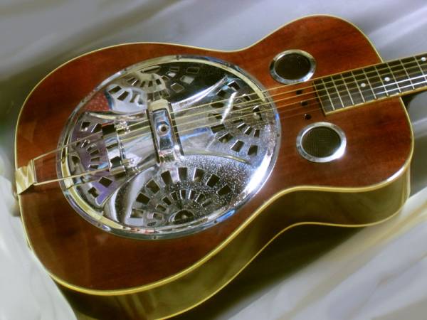 dorado リゾネーターギター