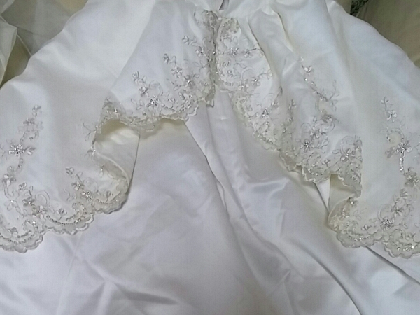 ウェディングドレス リメイクした後の切れ端 裾に汚れ有り その他 売買されたオークション情報 Yahooの商品情報をアーカイブ公開 オークファン Aucfan Com