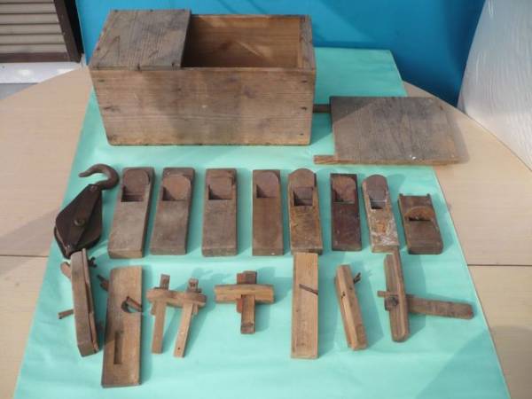 鉋いろいろと大工道具箱付き。お得なセットを売切ります。古民家