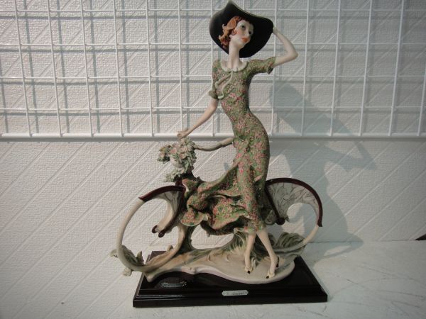 54a001 DEMAIN製　陶器製人形　G.ARMANI　貴婦人と自転車