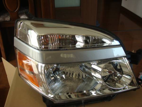 美品　AZR60 VOXY 右ヘッドライト　HID_1