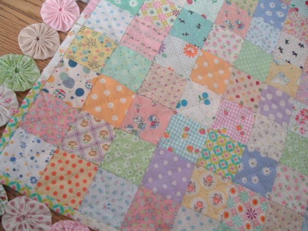 パッチワーク*ヨーヨーキルト付キルト*タペストリー*パステル系(完成品