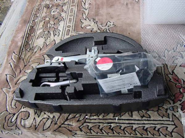 (IQ) 車載工具 未開封 パンク修理キット 一式 (KGJ10) 税込価格