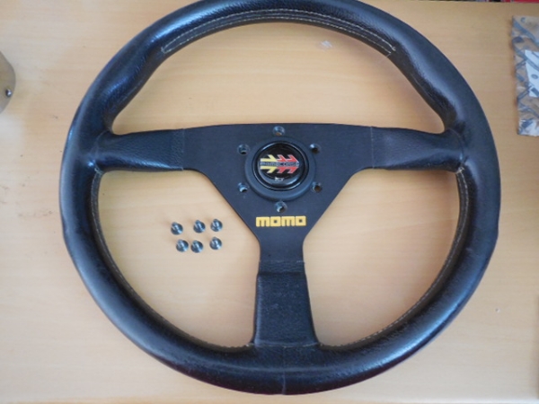 ｍｏｍｏステアリング　格安で！　ホーンボタン　ビス付き