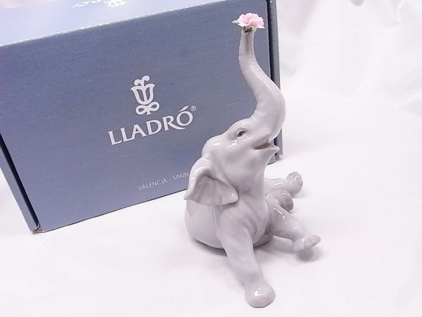 ●○リヤドロ LLADRO 赤ちゃん象【ピンクの花】○●