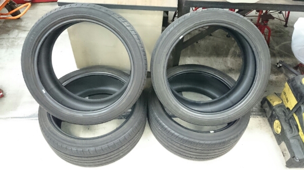 ADVAN decibel 245/40R19 4本セット