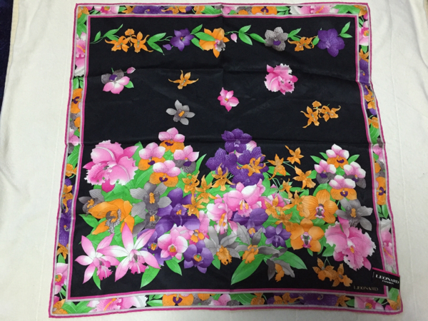 新品 レオナール 大判スカーフ 日本製 黒花柄
