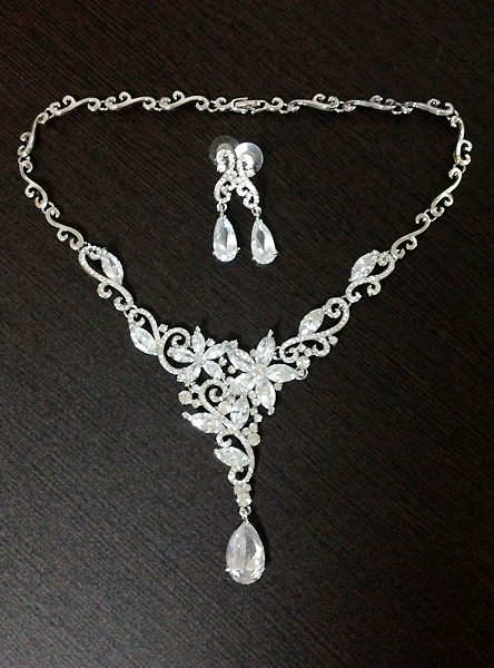 大粒 ラインストーン フラワー ネックレス・ピアスセット 結婚式