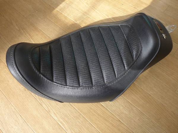 K＆H製 ダイナ用ソロシート（S-5802）06年以降用。 パーツ