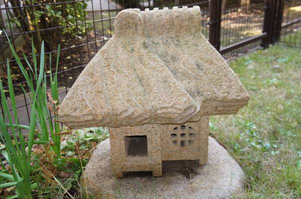 庭　石の置物　家