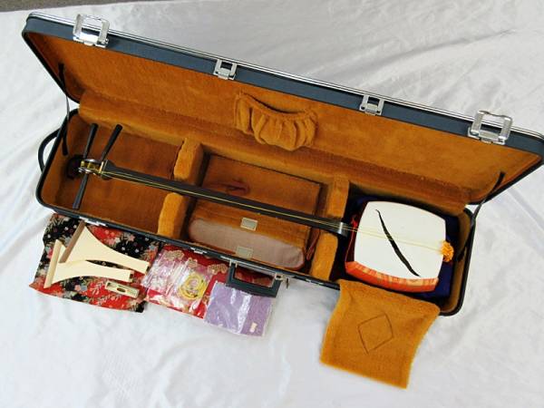 お買い得，得価 □中棹 三味線 東さわり 二枚溝 黒檀糸巻き ケース付