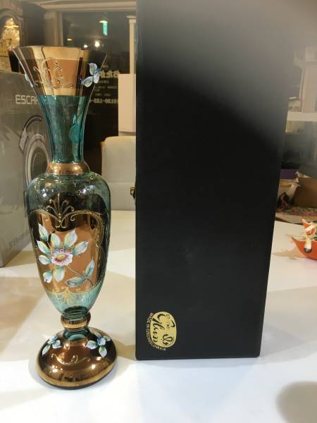 ボヘミアガラス　花瓶　金彩　箱付き 未使用 ボヘミアガラス 金彩 花柄 色付きガラス 花瓶 箱付