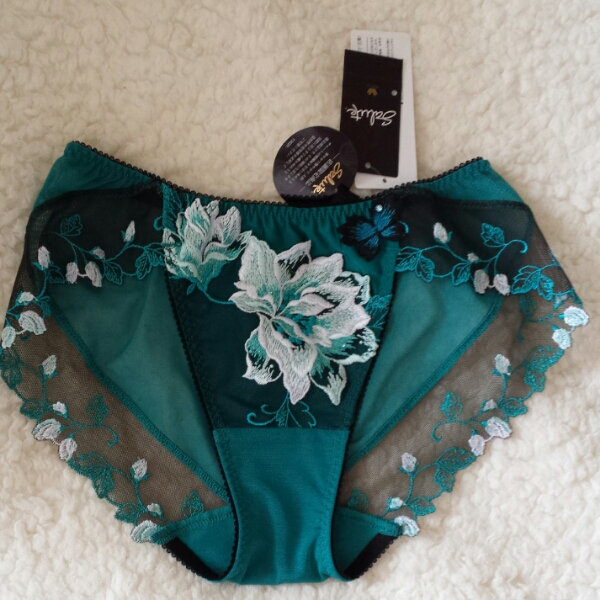 新品タグ付☆店舗限定ワコールサルート☆オペラジーンズ☆L