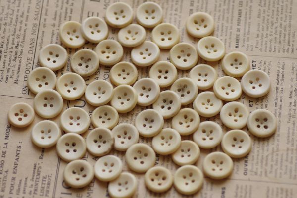フランス ヴィンテージ 動物の骨で出来た4穴ボタン50個 16mm前後