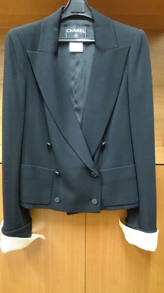 これはおすすめ シャネル CHANEL のジャケット黒 ドゥロワー
