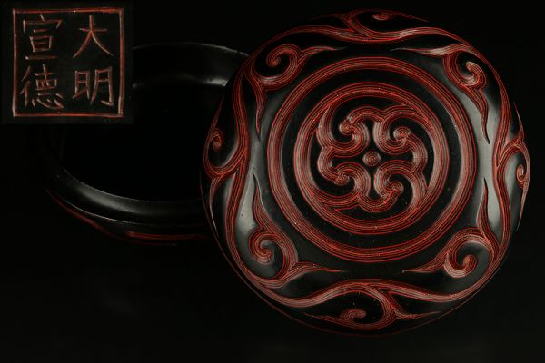【航】初だし 中国古玩 宣徳年製 倶利 堆朱 堆黒 香合 香道具