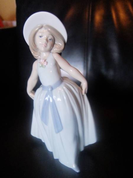 リヤドロ作 麦わら帽子をかぶった少女 LLADRO' リヤドロ 帽子を被った少女 フィギュリン 新品未使用 【公式通販】