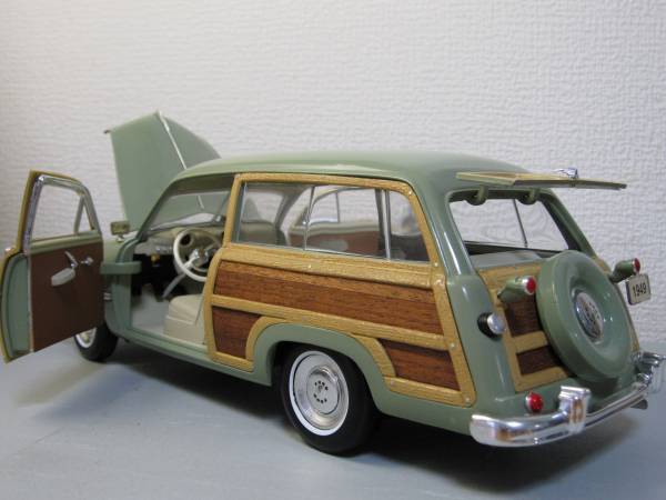 0 1⁄18 フォード 美品 ウッディワゴン MOTOR CITY CLASSICS 車のモデル