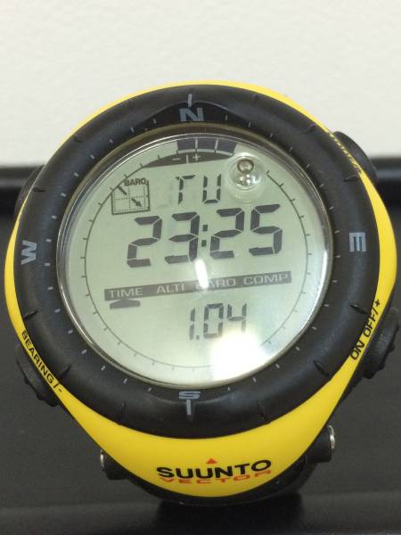 12430■SUUNTOスントVECTORベクターイエロー腕時計中古美品