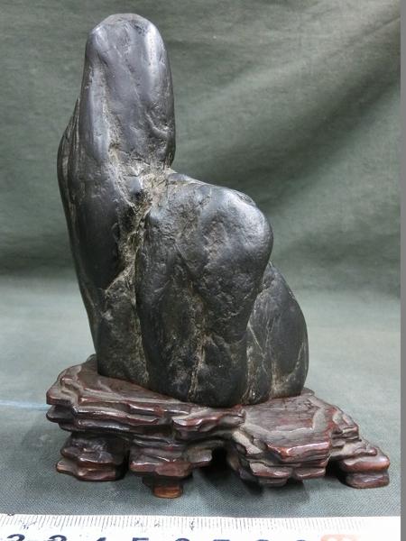 A14535 産地不明 黒石 姿石 小品 鑑賞石 392g 杢坐付