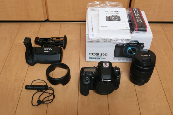 CANON EOS 80D 18-135IS Kit バッテリーグリッブ&レンズフード付