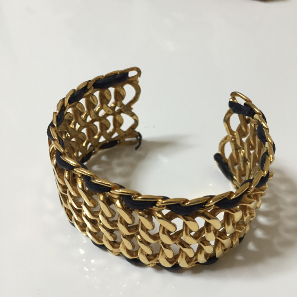 シャネル/CHANEL 金色 黒 ブレスレット ゴールド 3.5cm幅 (ko)