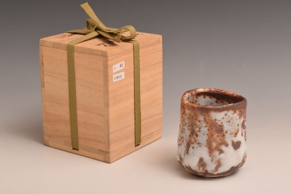 C006015　加藤孝造　鼡志野湯呑　人間国宝