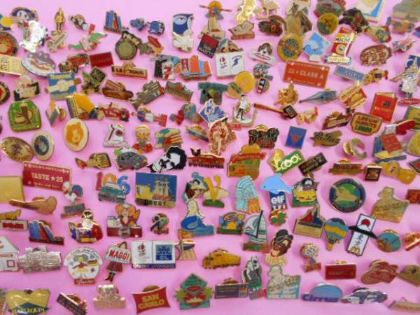 フランス雑貨☆ピンバッジ大量200個セット☆ ピンバッジ 200個セット