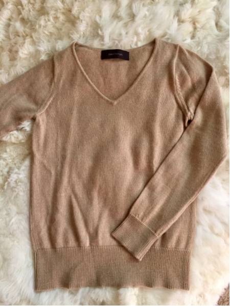 ジュエルチェンジズ　ミルクティー色アルパカVネックセーター
