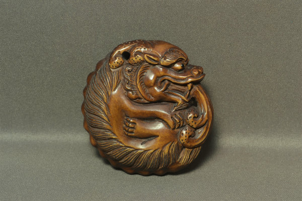 根付 柘植 獅子 狛犬 円 顔 面 黄楊 繊細彫刻 木製 【a15-28】