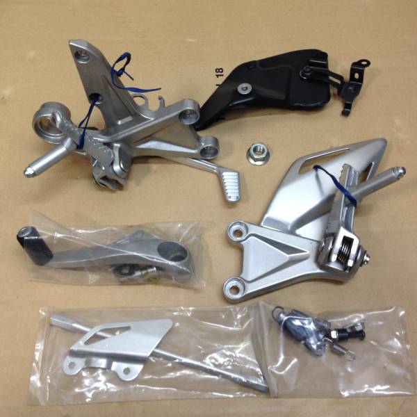 CBR1000RR、2008年ぐらい、純正ステップ一式、走行2000Km使用