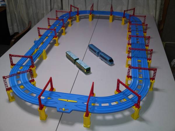 プラレール レイアウト 複線 レール 車両 タワー 高架 架線柱 駅 情景