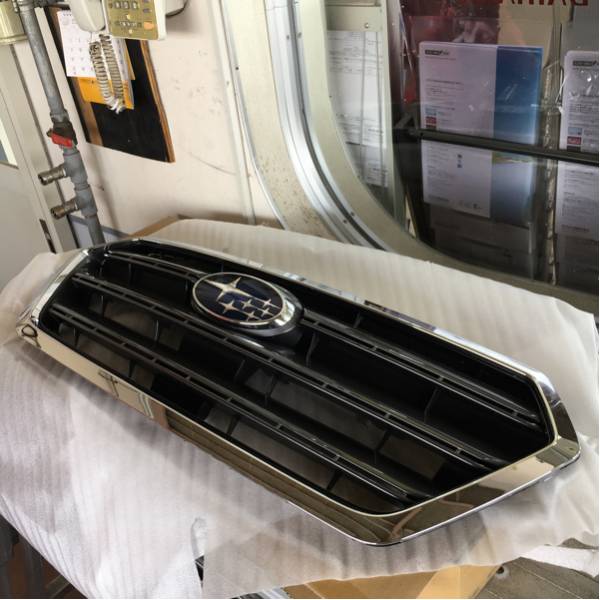 【 新車外し】スバル レガシイB4 純正グリル