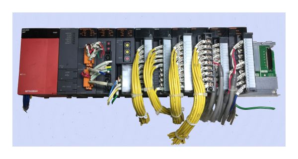 0410●MITSUBISHI　Q61P/Q06HCPU/QJ71C24N-R4/QJ71LP21-25/QJ761BT11N/ QX10(2個)/QY22(2個)/Q68ADV/Q64DAN