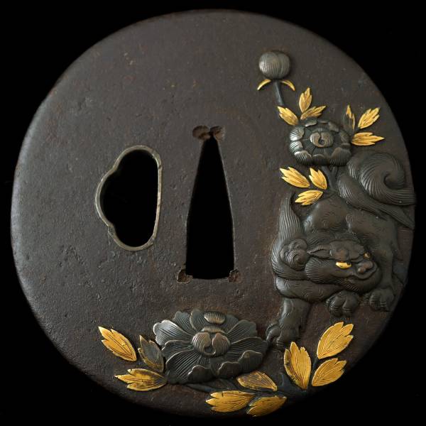 鐔】無銘 牡丹獅子図 鉄地丸型 高彫 象嵌 鍔 木箱付 / 刀装具