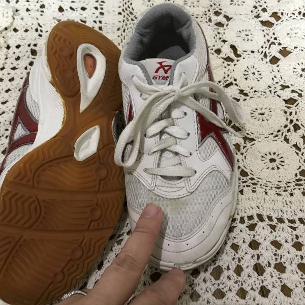 中古　USED 体育館シューズ　アシックス　24ｃｍ　運動靴　女の子　中学校　高校生用　スニーカー　学校用　室内　激安必見　スポーツ
