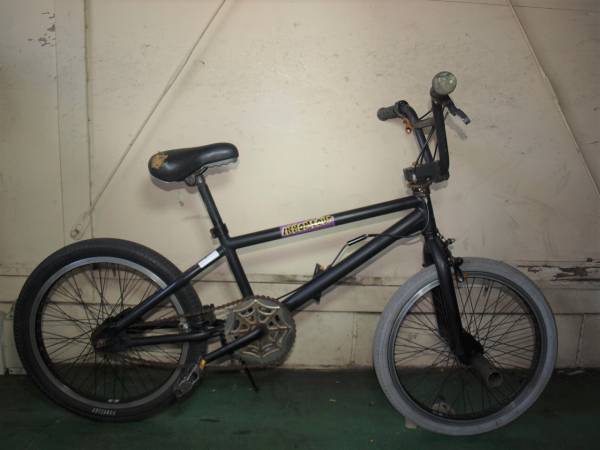 B><BR><BR>商品名：BMX ジャイロ搭載20インチモデル<BR>サイズ：約、W145×D59×H88cm<BR>カラー：マットブラック(つや消しブラック)<BR>配送費用：<BR>その他全国一律  　４５００円<BR>北海道　　　　　 ６５００円<BR>※但し、沖縄や離島などの特別地域などは別途運送会社などにお見積もりとなります。<BR>備考：<BR>※本製品は組立式の状態での出荷となりご到着後、落札者様自身で組立てなどをして頂く必要がございます。サドルやグリップなどのデザインについては若干の仕様変更がある場合がございます。<BR>※未使用品ですが倉庫会社の過剰在庫品や展示商品や長期保管商品などになり発送時の外箱が不足している場合がございますのでその場合はエアパッキンなどで簡易梱包での発送となります。<BR>※同梱不可となります。<BR><BR>【自転車防犯登録のお願い】<BR>自転車購入時や友人等から譲り受けた場合は法律(自転車法第12条第3項)で防犯登録を行う事が義務付けられています。最寄りの自転車販売店で必ず手続きをお願いします。<BR><BR><CENTER><img loading=