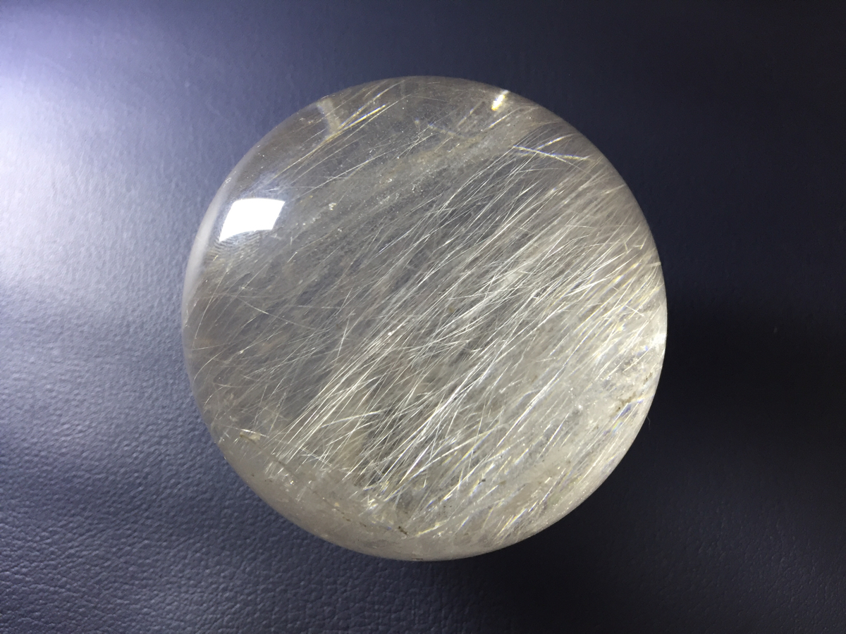 ◆送料無料◆75.5ミリ！プラチナルチルクォーツ丸玉 604g 針水晶 銀針 ルチレィティッド シルバー 透明 金運 集中力 大玉 仕事運