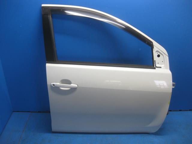 イスト NCP61 右フロントドア 057 67001-52200